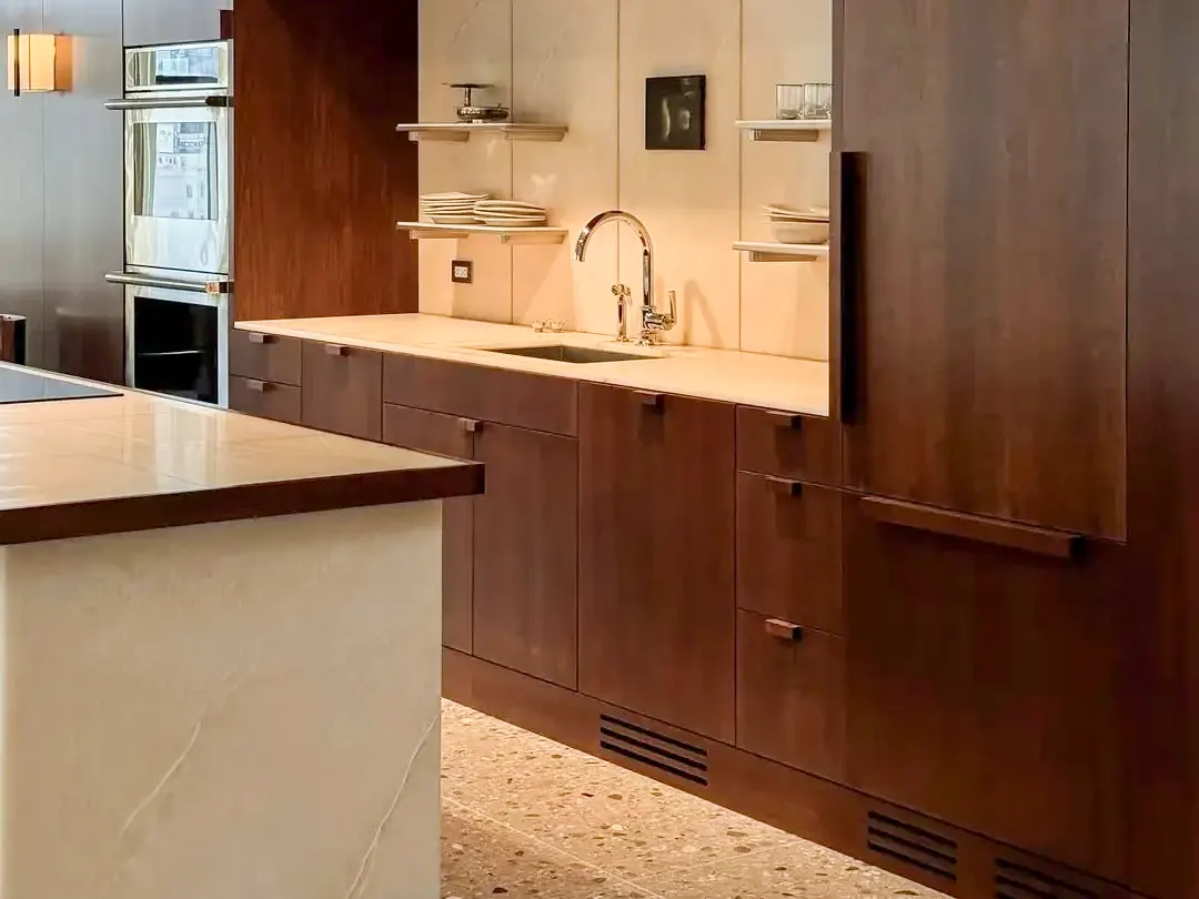 Interni cucina moderna, finitura terrazzo e marmo, mobili in legno, stile elegante residenziale