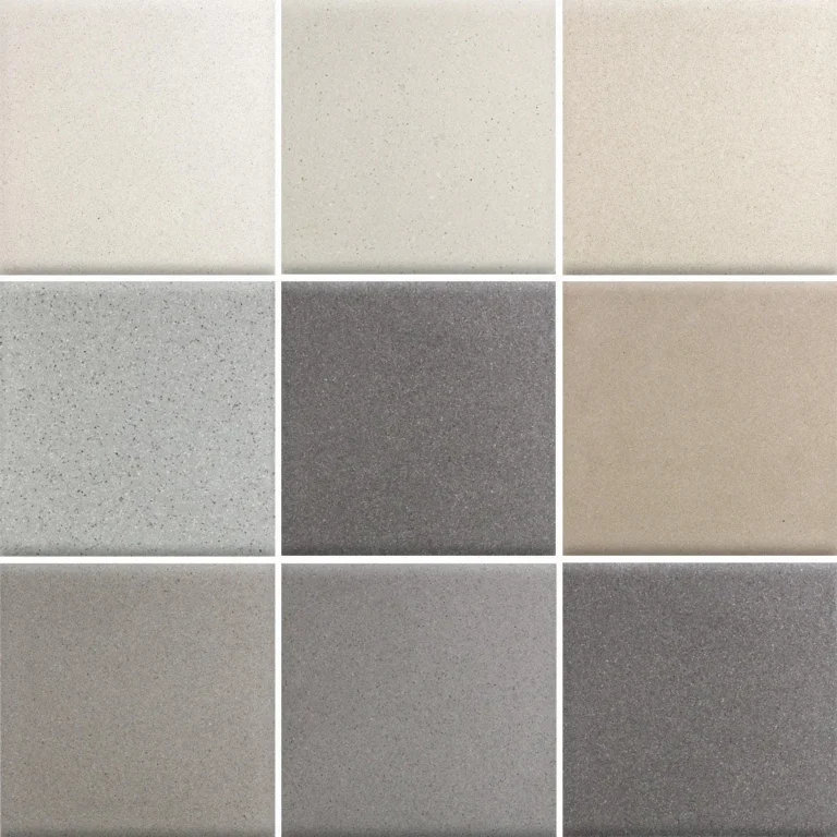 Campione colori piastrelle terrazzo, tonalità neutre bianco, grigio e beige. Guida come scegliere i modelli di piastrelle terrazzo per interni ed esterni, traffico elevato e bassa manutenzione