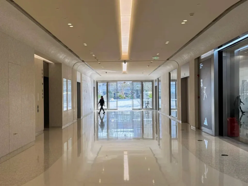 Terrazzo cementizio personalizzato lucido per pavimento atrio ufficio commerciale, spazio moderno ad alto traffico
