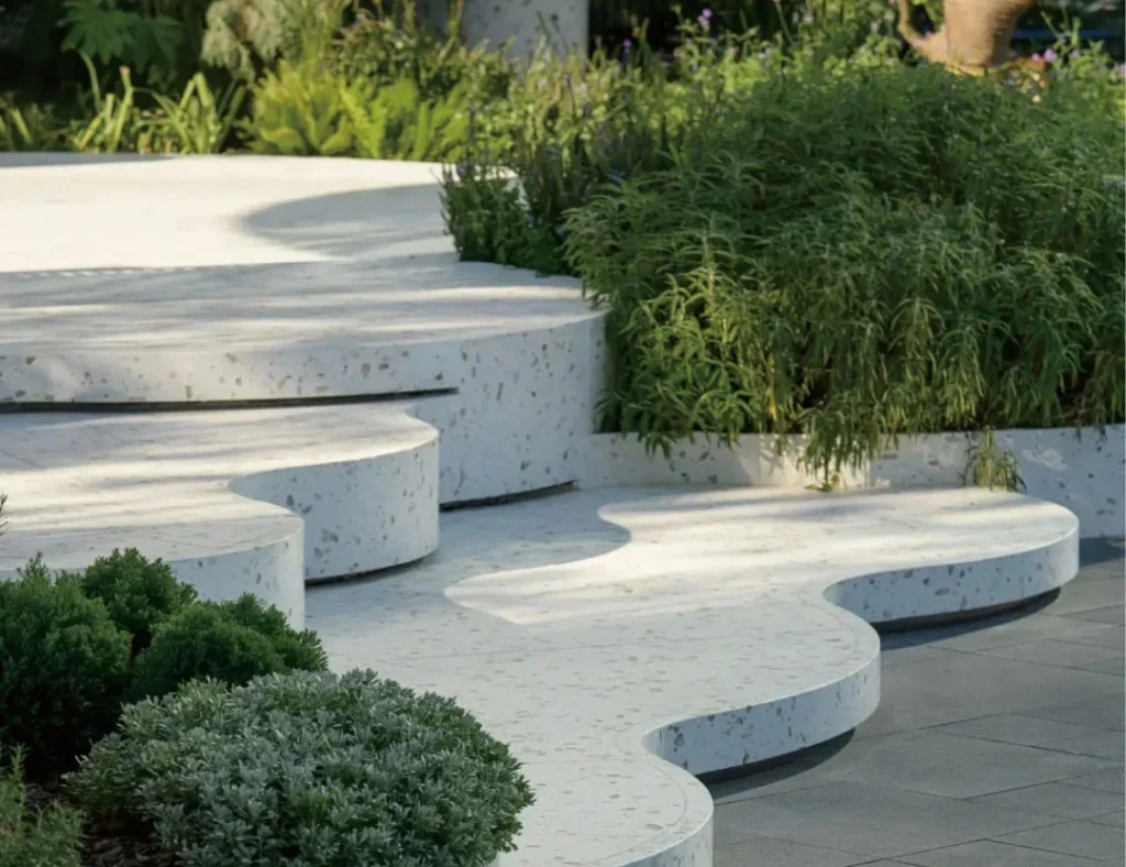 Terrazzo cementizio personalizzato per scale e panchine curve esterne, progettazione paesaggistica ville di lusso