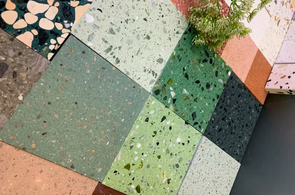 Campionario piastrelle terrazzo multicolori, terrazzo inorganico personalizzabile, campioni colori per progetti architettonici