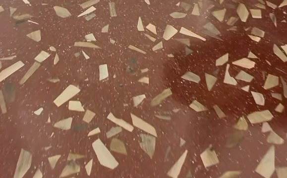 Terrazzo inorganico con aggregati di legno rosso terracotta