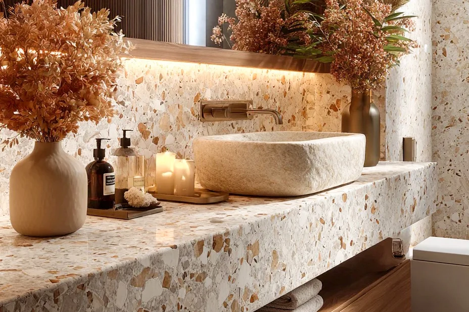 Top lavabo bagno realizzato in piastrelle in terrazzo ad aggregati chiari, arredo bagno elegante