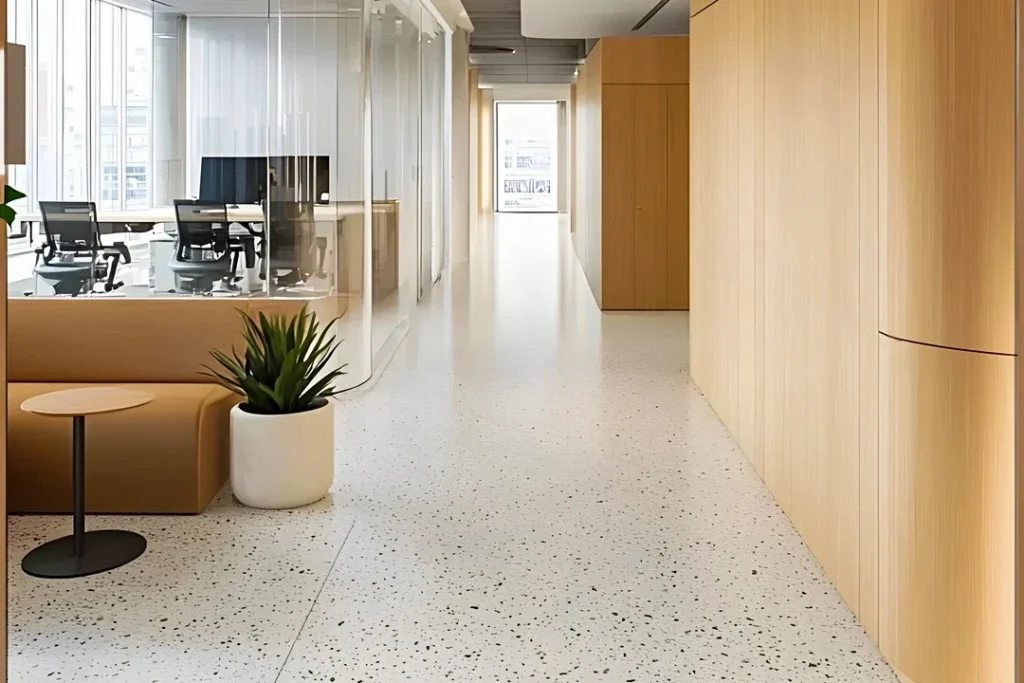 Corridoio ufficio moderno con pavimento piastrelle in terrazzo bianco, progetto spazi commerciali