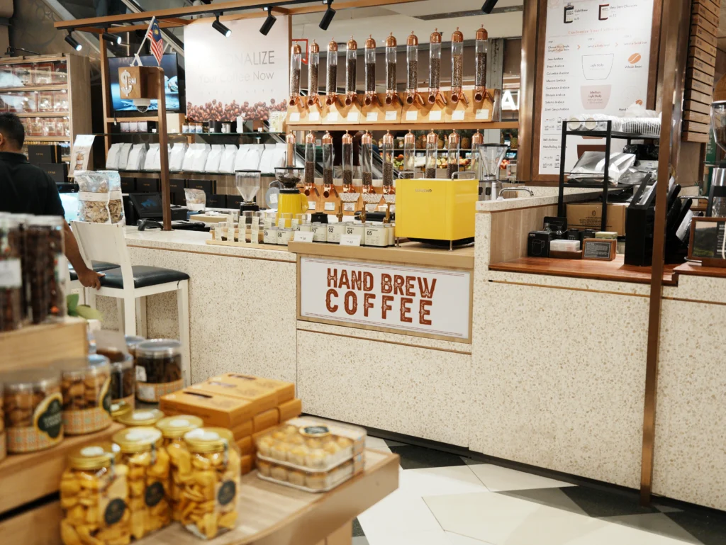 Bancone e pavimento in terrazzo maculato per negozio di caffè, postazione caffè filtro manuale con distributori di chicchi di caffè