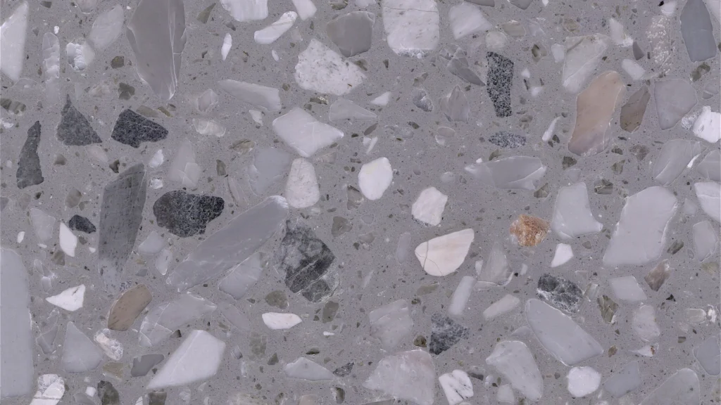 Piastrelle terrazzo inorganico grigio chiaro con aggregati misti di pietra, adatto per cucine e bagni