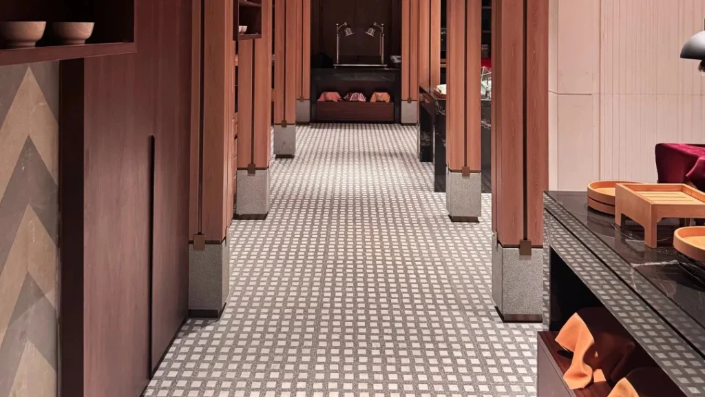 Pavimento in terrazzo fine granulato per corridoi hotel, palette cromatica neutra, durabilità elevata